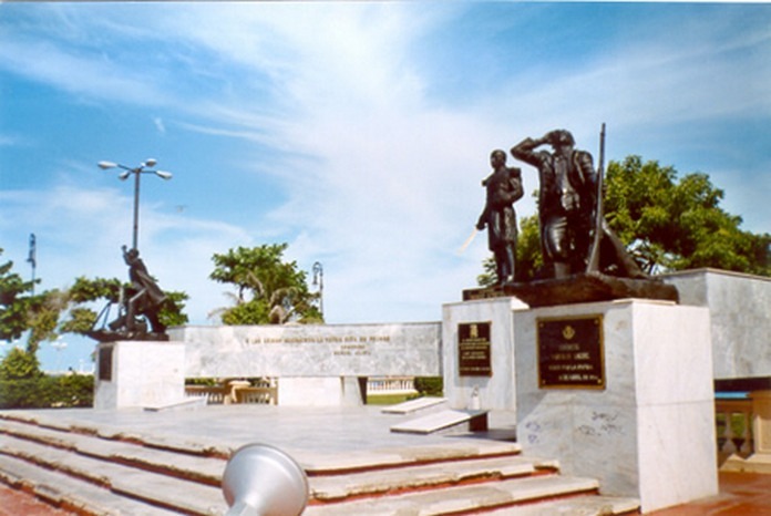 Monumento en el paseo del malecón