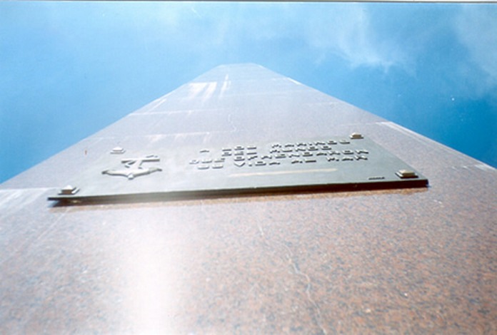 Vista de un obelisco en el malecón