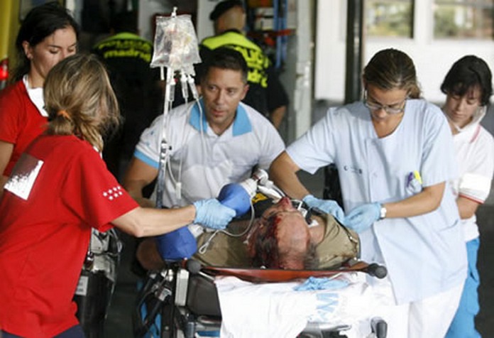 Herido recibiendo asistencia médica