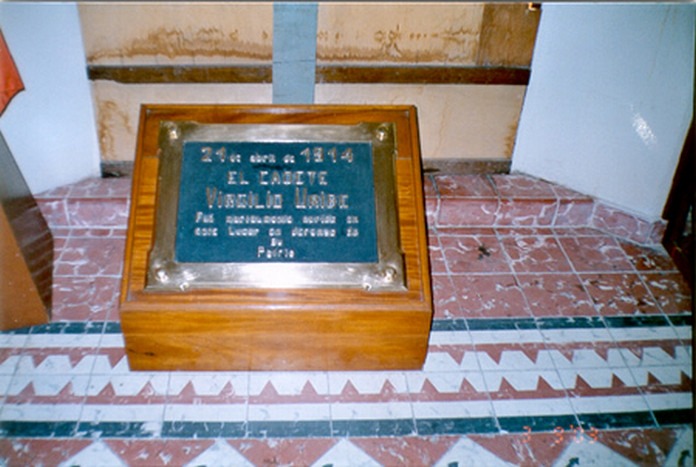 Placa dedicada al cadete Virgilio Uribe