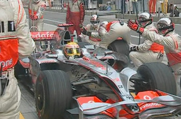 Lewis Hamilton en los pits de Shanghai
