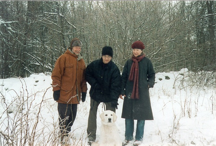 René con Lars e Ingela paseando al chucho en un bosque de Östansjö durante el invierno