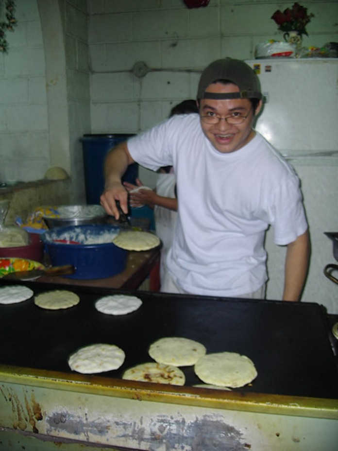 FaFa haciendo pupusas