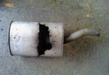 Se me arruinó el escape del carro