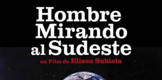 Un hombre mirando al sudeste