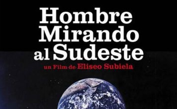 Un hombre mirando al sudeste